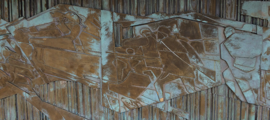 the artwork at Pinnacle Gap overlook emphasizes colonial settlement moving westward