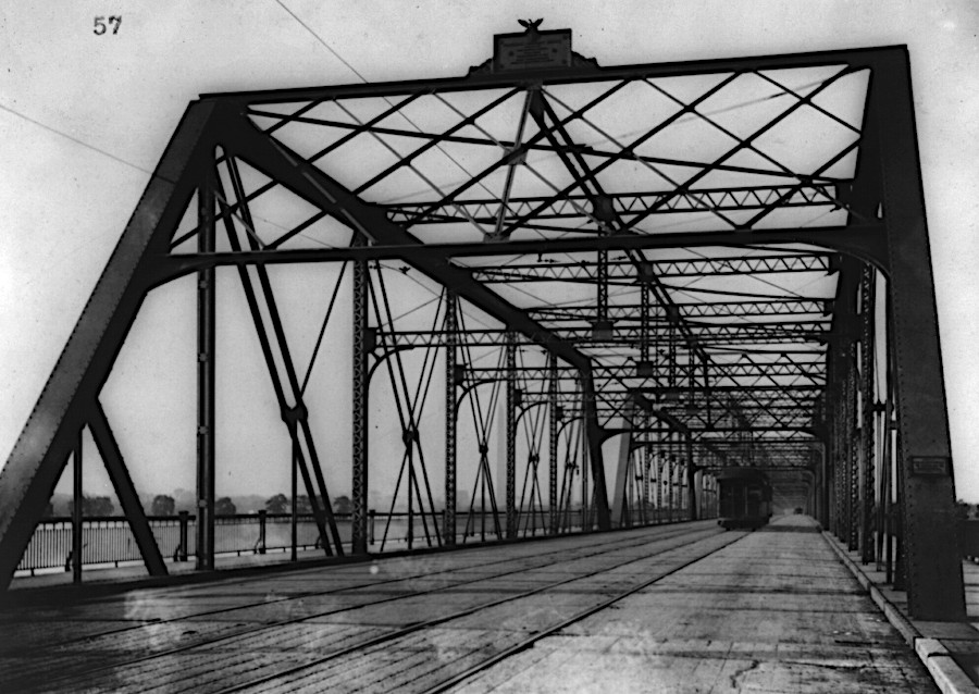 the 1906 Highway Bridge included trolley tracks