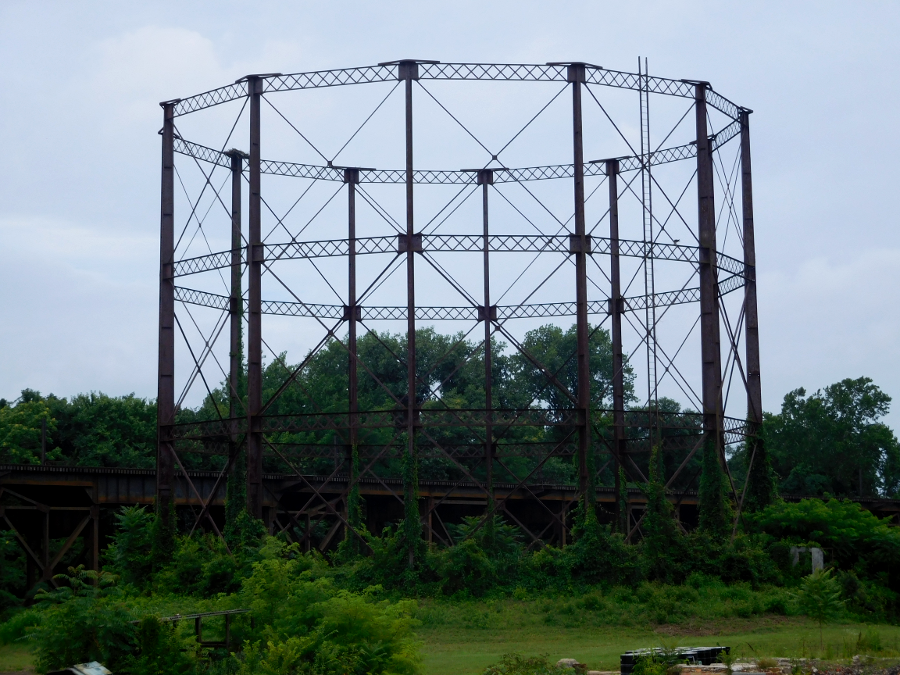 remains of the large above-ground tank at Fulton Gas Works in 2017