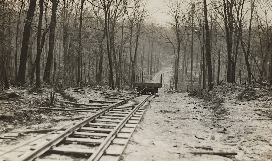 a narrow-gauge railroad built with a 30% grade at Fort Belvoir in 1918 used a cable hoist rather than a locomotive to move cars
