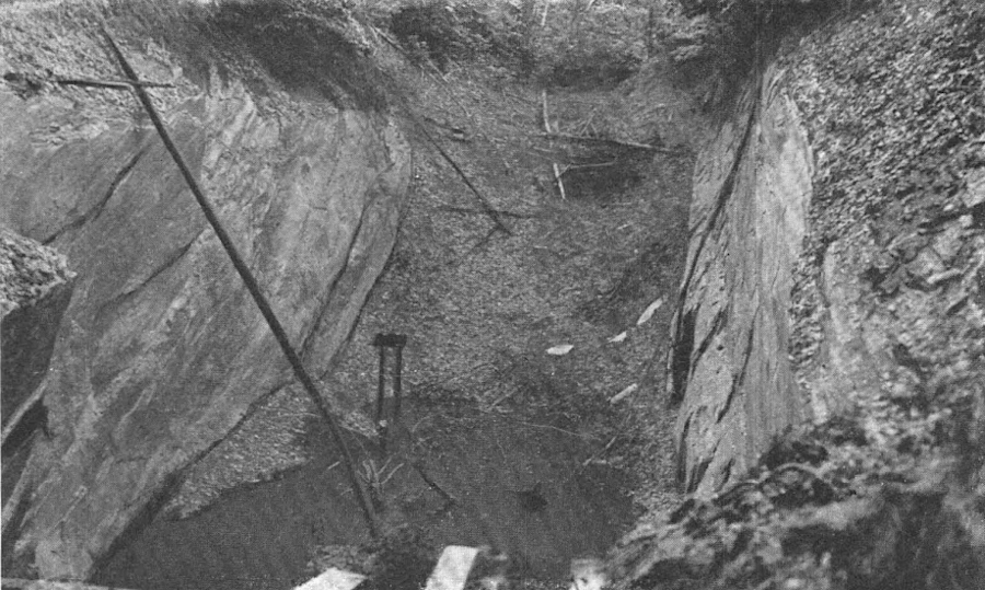 open cuts were used initially to remove ore at the surface, before shafts were dug at the Vaucluse Mine
