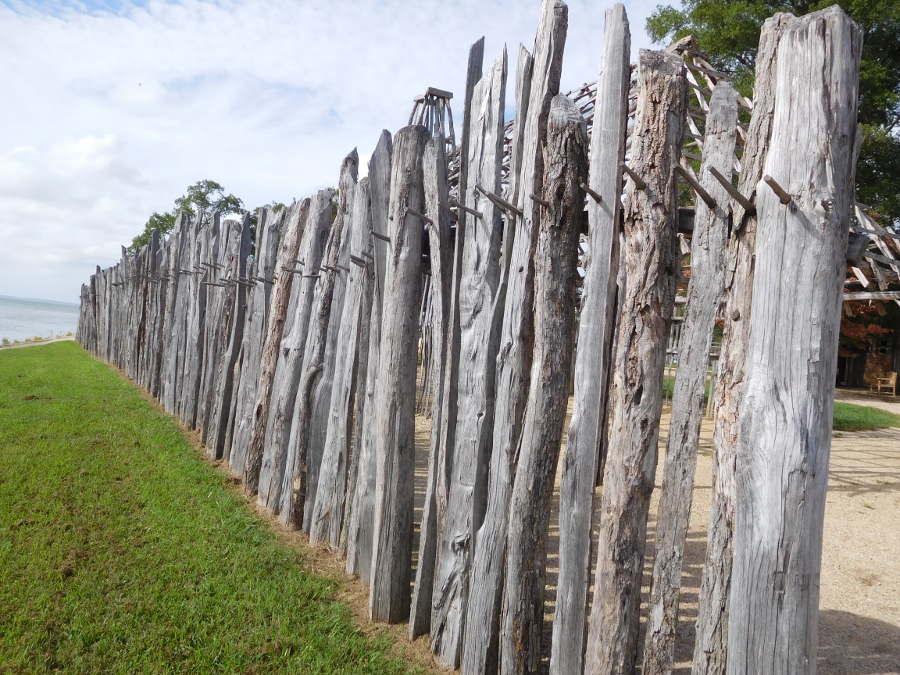 the English took only 19 days to build their triangual fort, with a wooden palisade 100 yards long on two sides and 140 yards long on the third