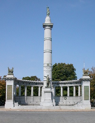 statue honoring Jefferson Davis