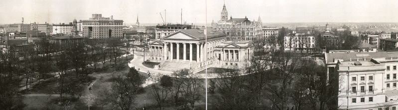 in 1912, the State Capitol had expanded so the House of Delegates could meet in an eastern wing (on the right - view is looking north) and the State Senate in a wing on the western side