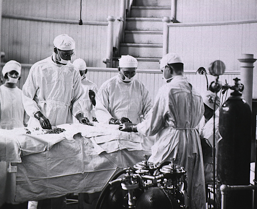 preparing for surgery in 1914