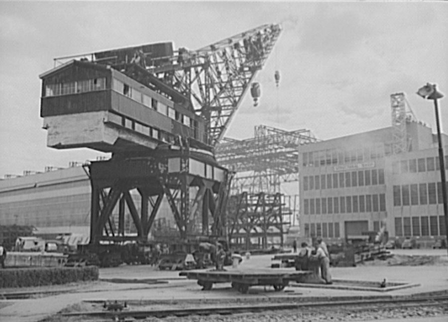 huge cranes were used to transport heavy parts when constructing ships in 1941