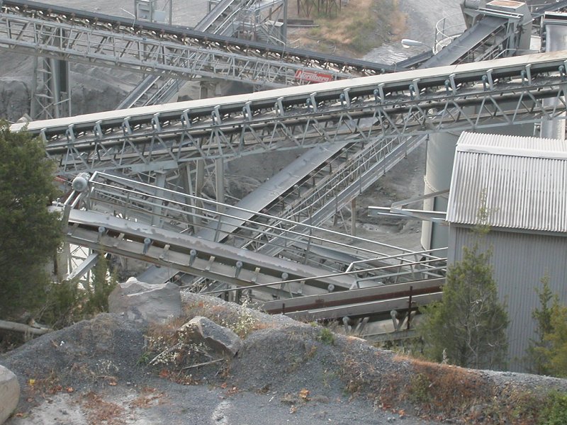 how to sort rocks into desired sizes: rock crushing equipment at diabase quarry on Route 29, western edge of Fairfax County