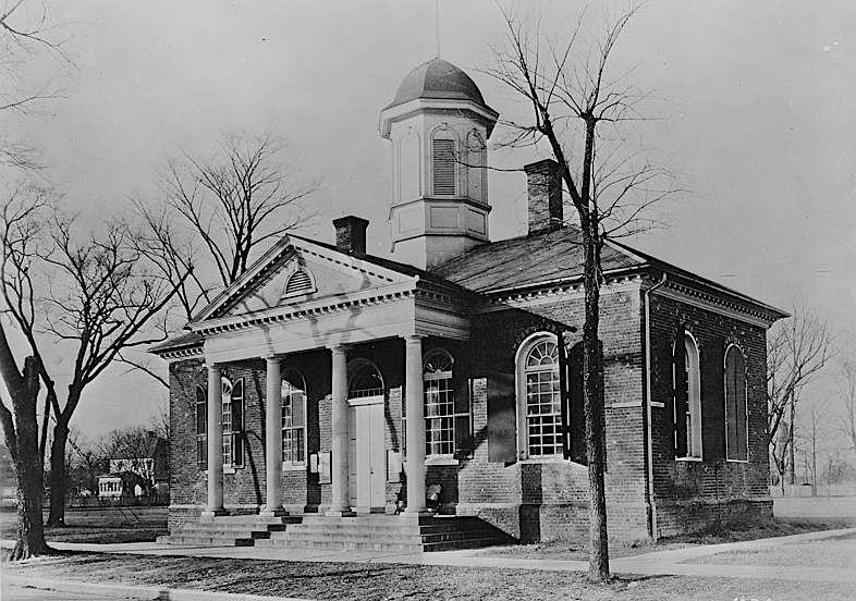the James City County courthouse had columns, before restoration to its 1776 appearance