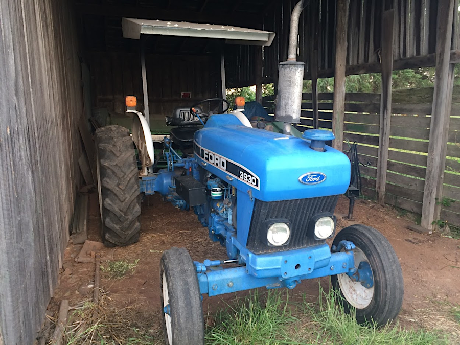 hay lease operator near Portici uses simple equipment to make square bales