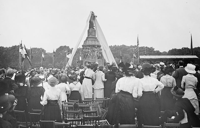 a memorial to honor Confederate soldiers was unveiled in 1914 in Section 16 of Arlington National Cemetery