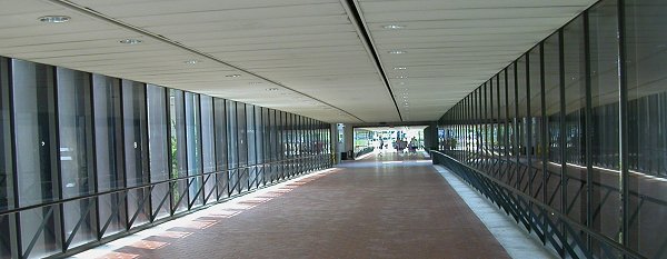 Walkway over I-66 from parking to Vienna Metro