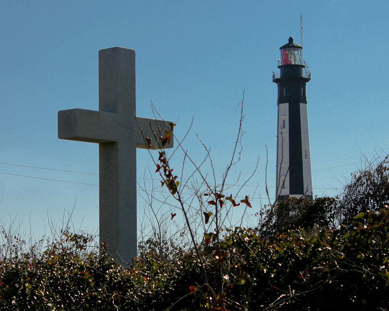 a cross now commemorates the Anglican service held at Cape Henry on April 29, 1607