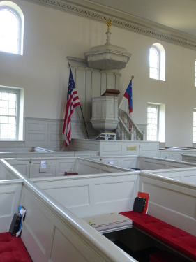 inside Pohick Church, the minister preached from a position of authority while parishioners sat in boxed pews