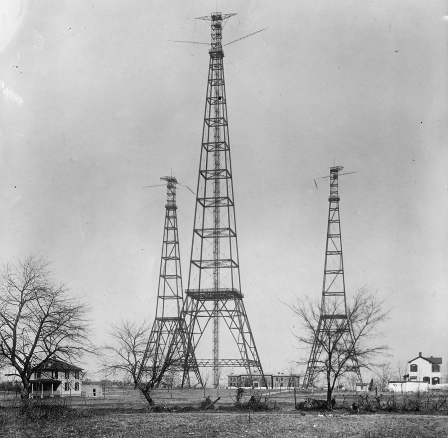 the US Navy's radio towers at Fort Meyer were a safety hazard to airplanes throughout the life of the Washington-Hoover Airport