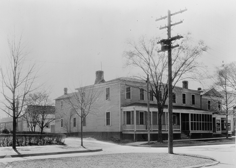 some historic buildings survived, though interiors and exteriors were modified, before Colonial Williamsburg returned them to their colonial-era appearance