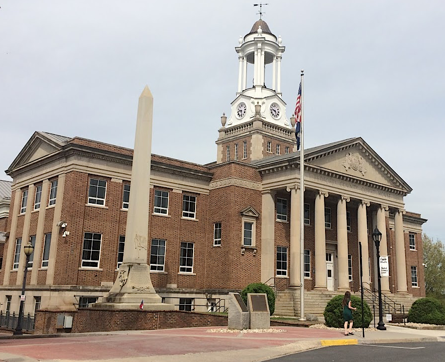Bedford County Courthouse, with memorial to Confederate soldiers on the left