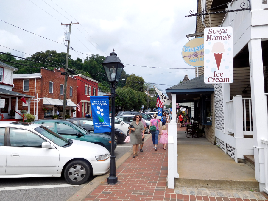 retail on Mill Street caters to tourists