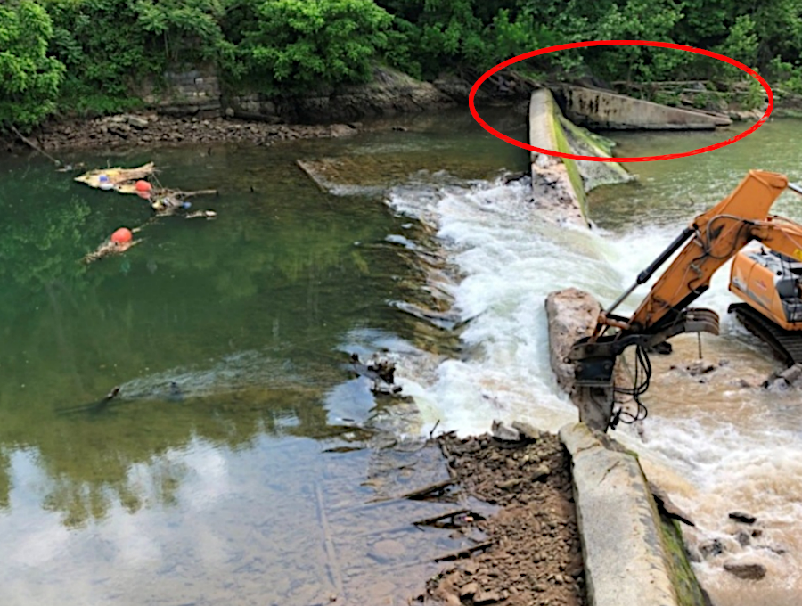 removal of Jordan's Point Dam started by cutting through the concrete cap in the middle of the river (fish ladder on north bank is circled in red)
