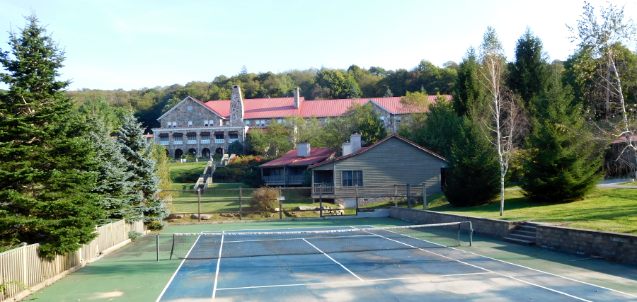 the current Mountain Lake complex offers rooms in the lodge and rental cabins, tennis, volleyball, a pool, and outdoor activities