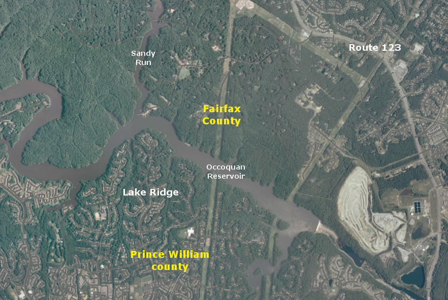 Occoquan reservoir in 2010, showing how land use planning in 1980-2000 led to contrasting levels of development on Fairfax County vs. Prince William County sides