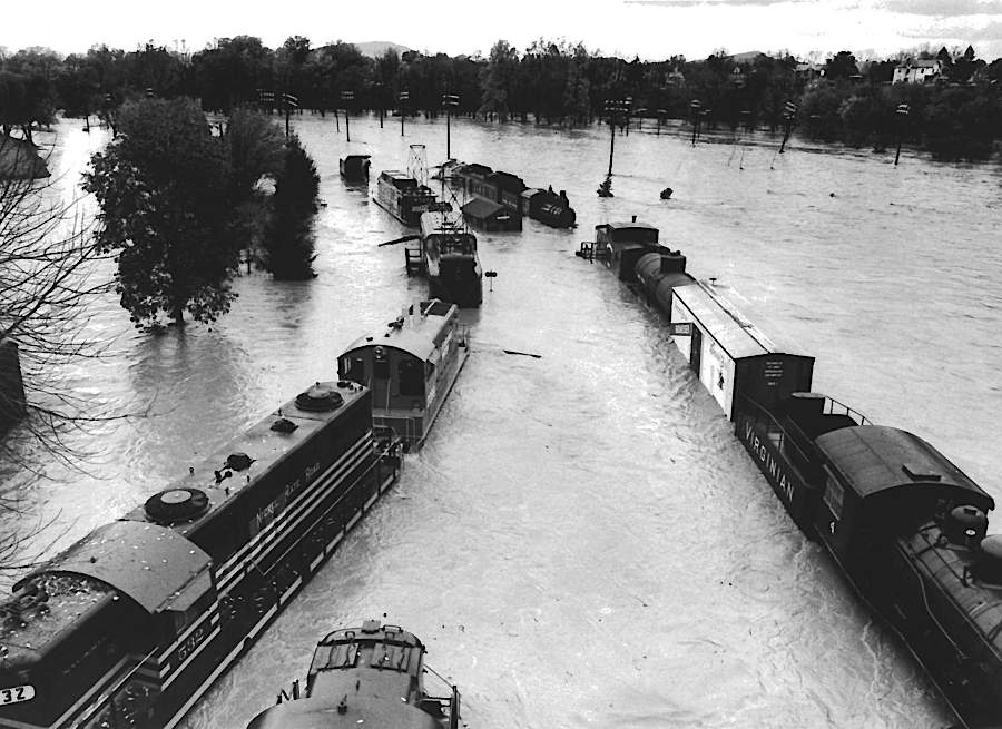 the Virginia Museum of Transportation (now the site of Wasena Park) during the 1985 flood